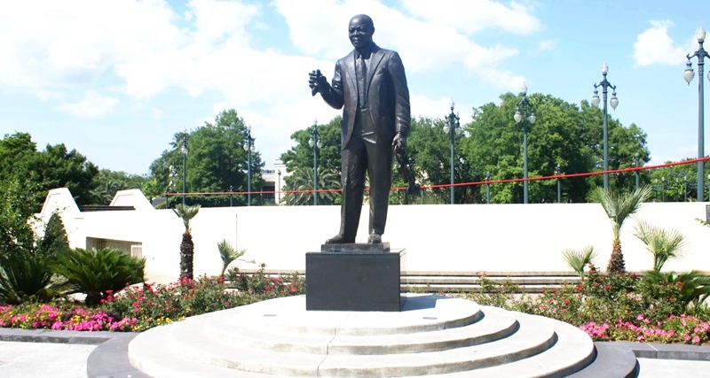 louis armstrong statue new orleans
