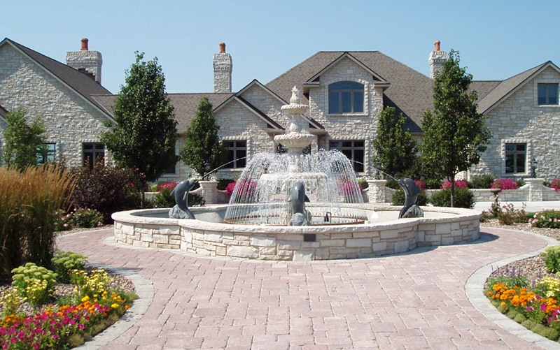 traditional-landscape Garden Fountains