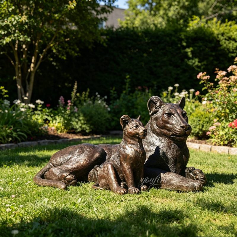 Cozy bronze Mother and Cub Lion Statue for garden