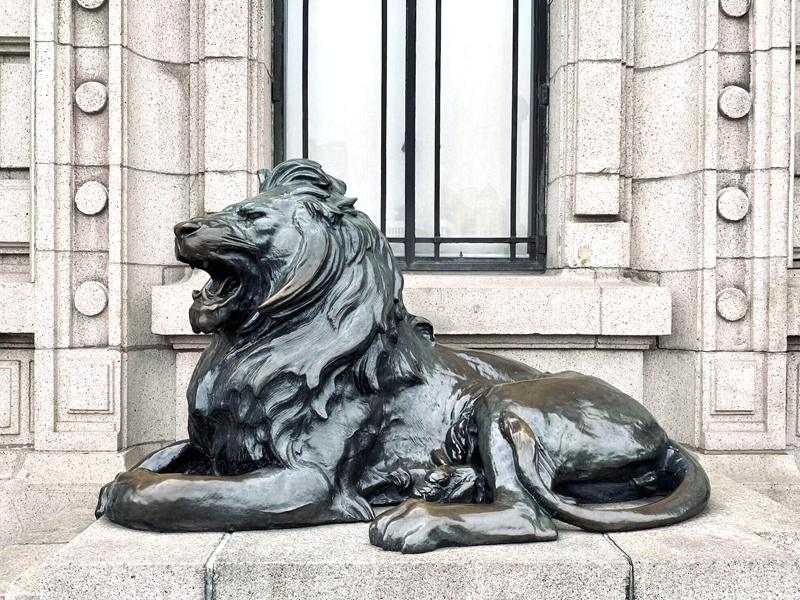 bronze lion statues outdoor