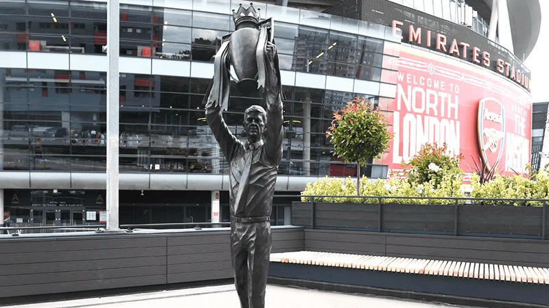 wenger-statue-art