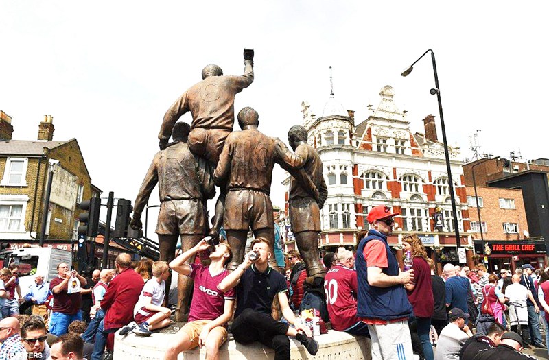 Bobby Moore statue
