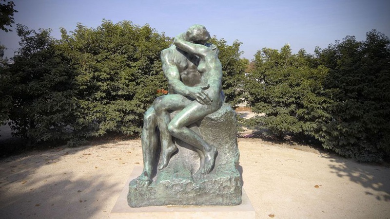 Gustav Klimt's The Kiss statue