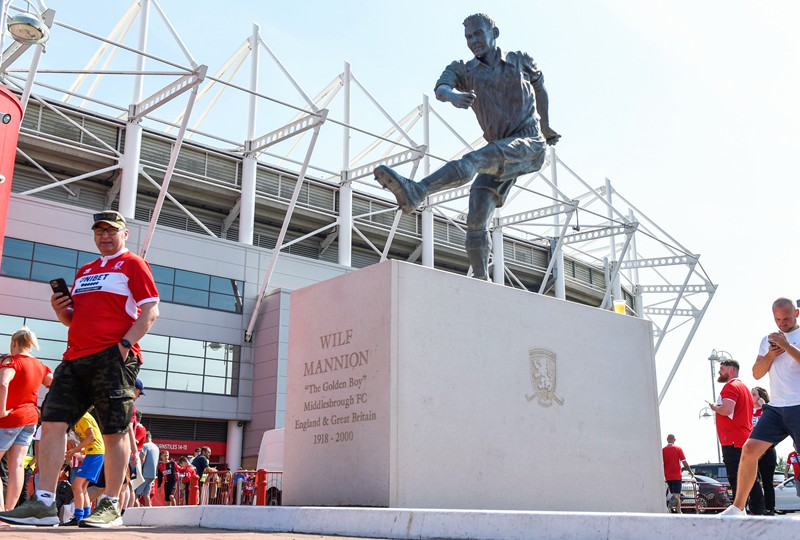 Wilf-Mannion-bronze-statue