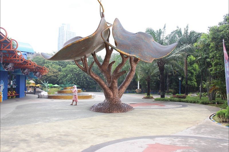 Bronze Stingray Statue
