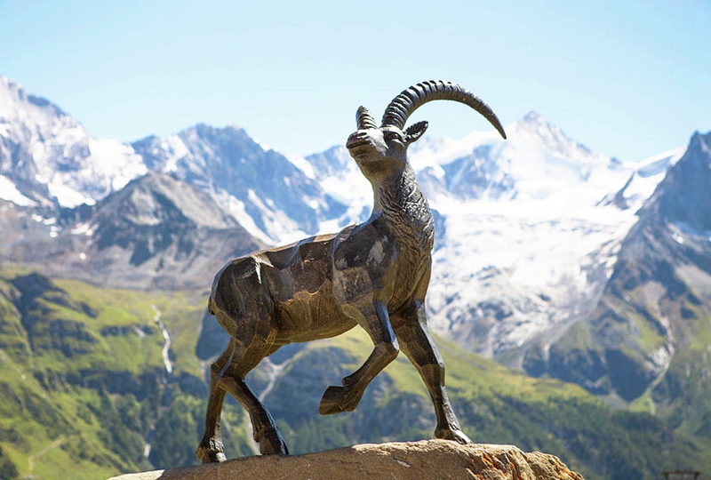 statue-of-mountain-goat-above-village-menno-boermans