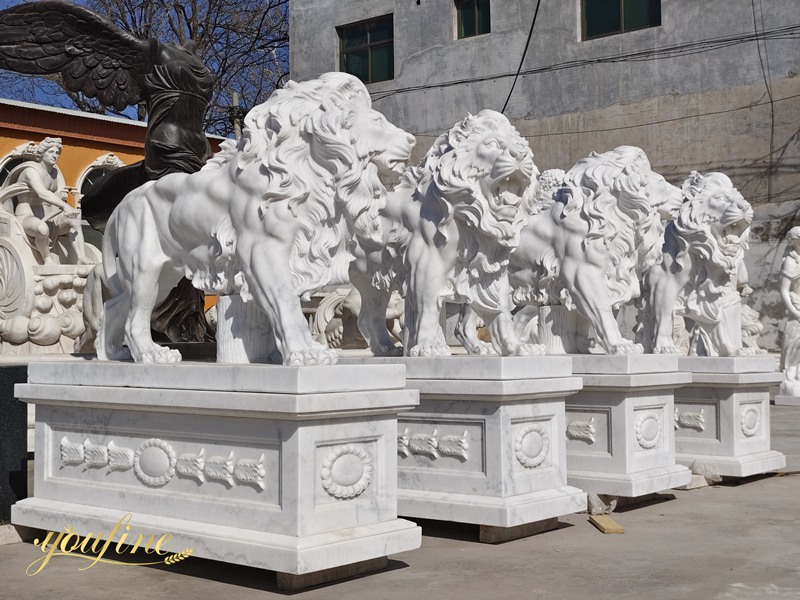 estátua de leão caminhando em mármore branco