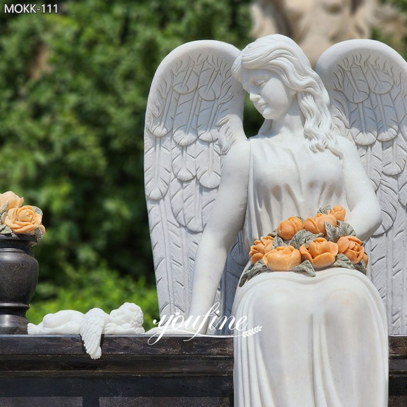 Detalles de la lápida de ángel en granito negro y mármol