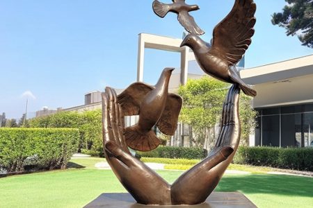 Large Modern Bronze Hand Peace Sculpture Doves Statue Factory Supplier