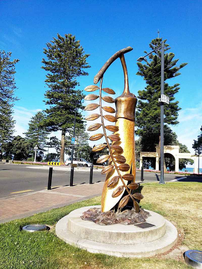 outdoor The Gold of the Kowhai statue