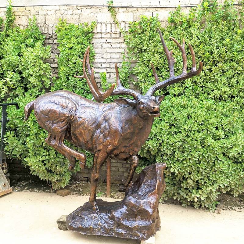 Cola blanca stag escultura dispuesta sobre una base de estilo piedra