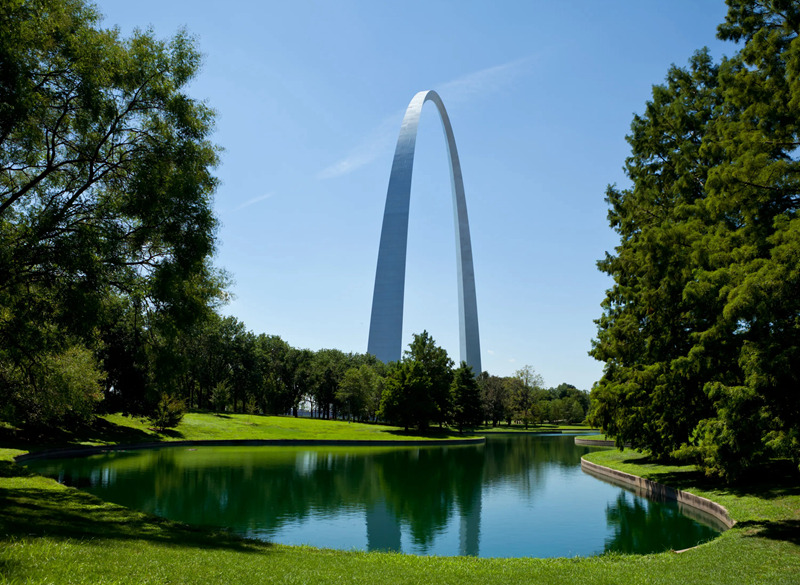 large Gateway Arch monument