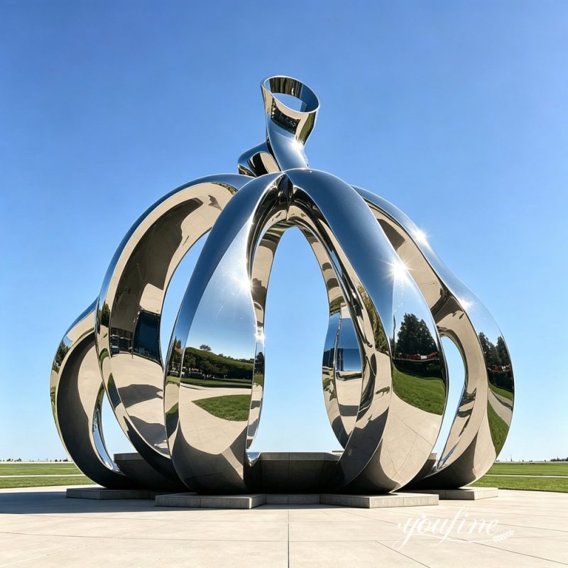 Große Kürbisskulptur im Freien