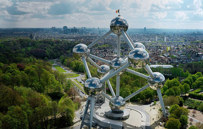 Giant Atomium sculpture 