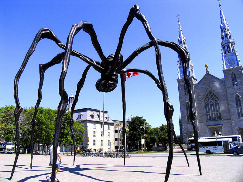 Giant Spider (Maman) sculpture