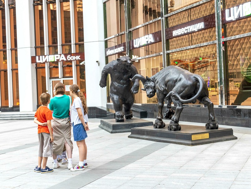 bulls and bears statues