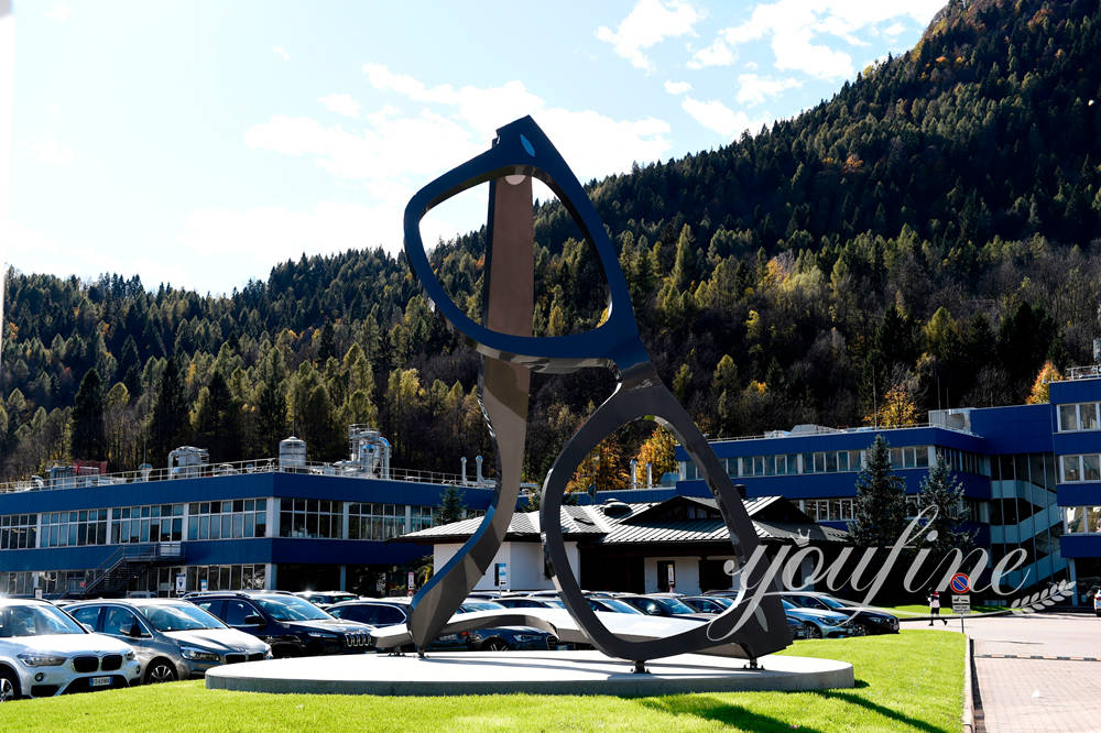 metal glasses sculpture for outdoor