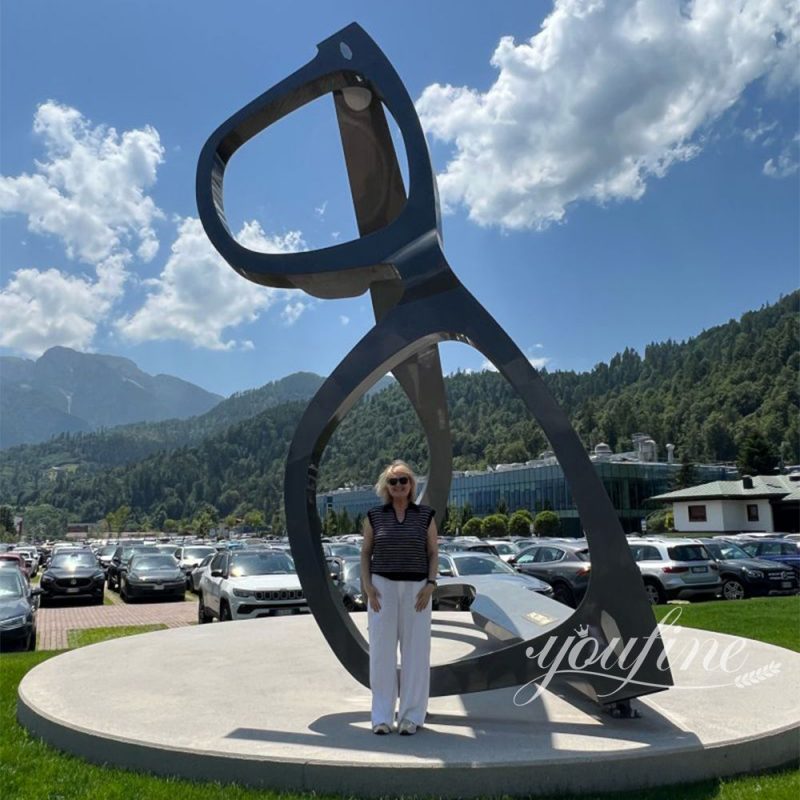 custom outdoor large glasses sculpture