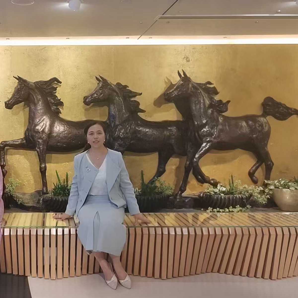 Dora and Dubai Frame bronze Horse statue art