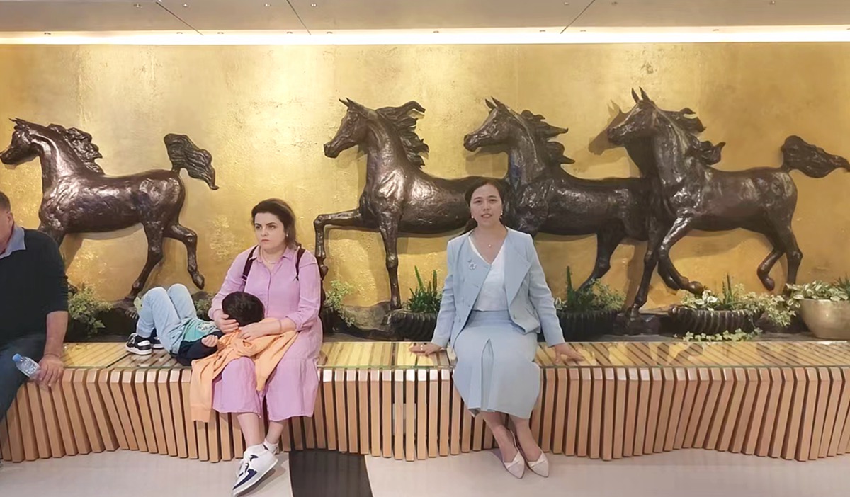 Dora and Dubai Frame bronze Horse statue