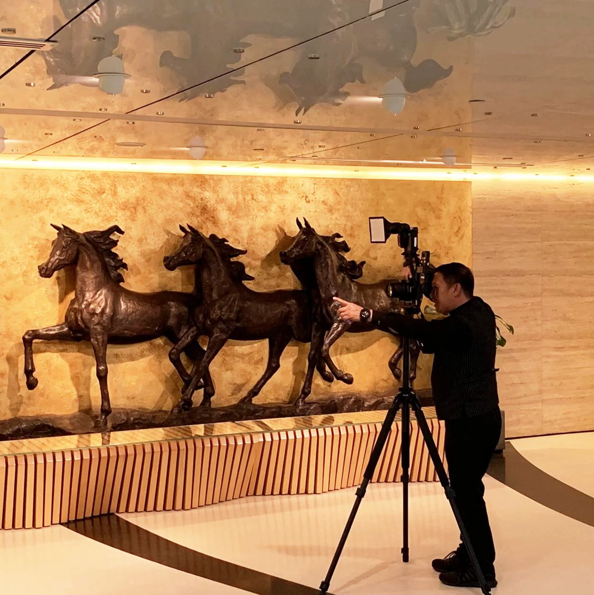 Dubai Frame bronze Horse Statue