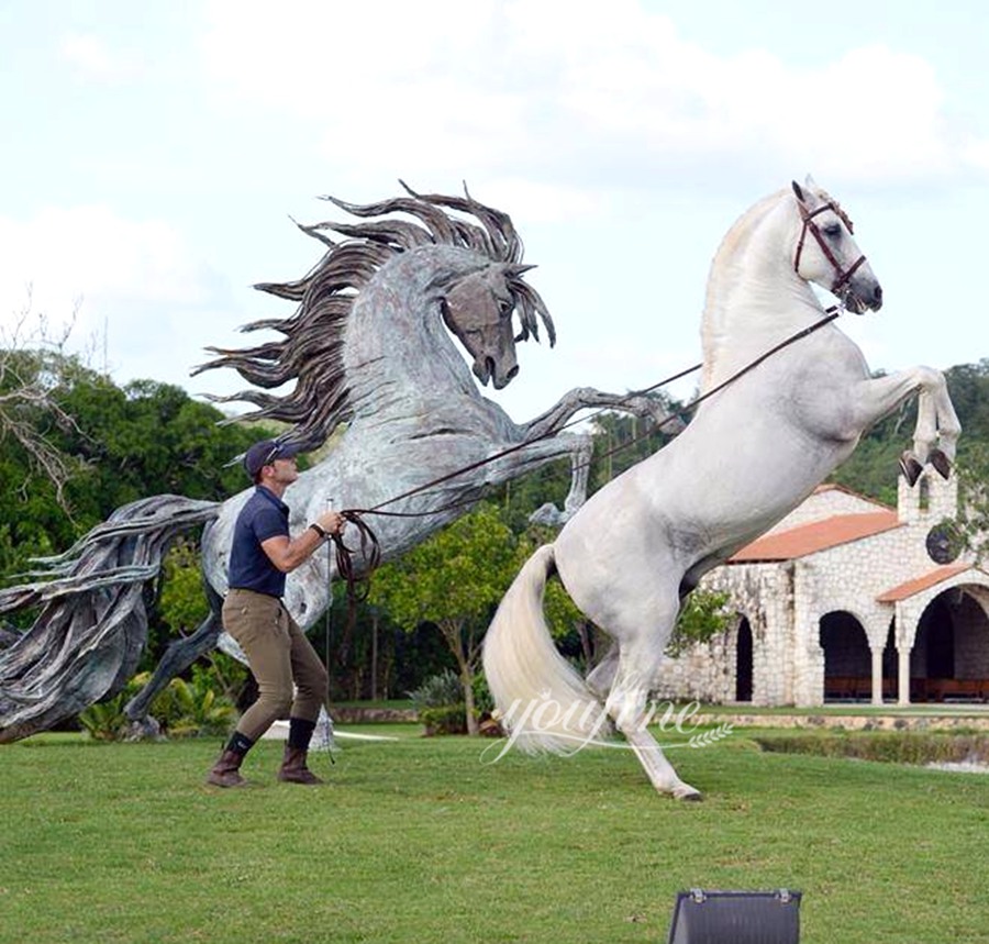 thoroughbred statue art