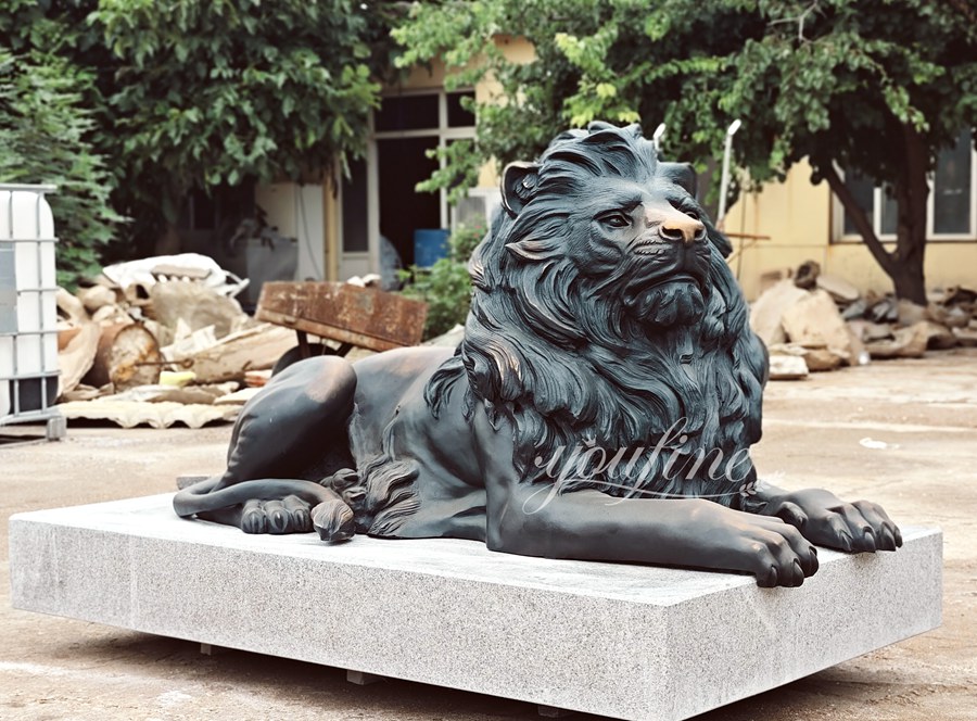 Garden Lying lion sculpture