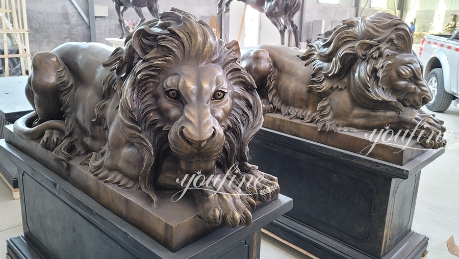Outdoor Lying lion sculpture