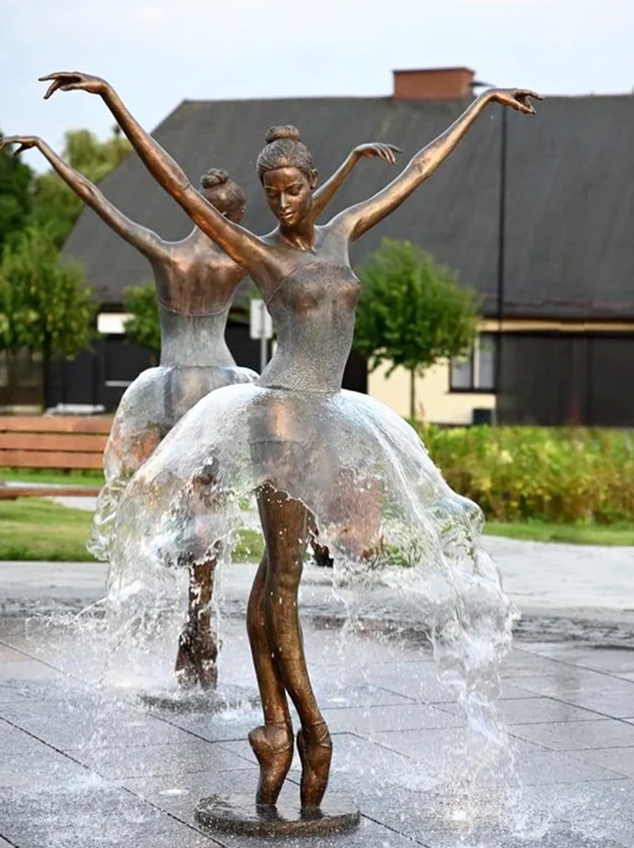 Malgorzata Chodakowska fountain art