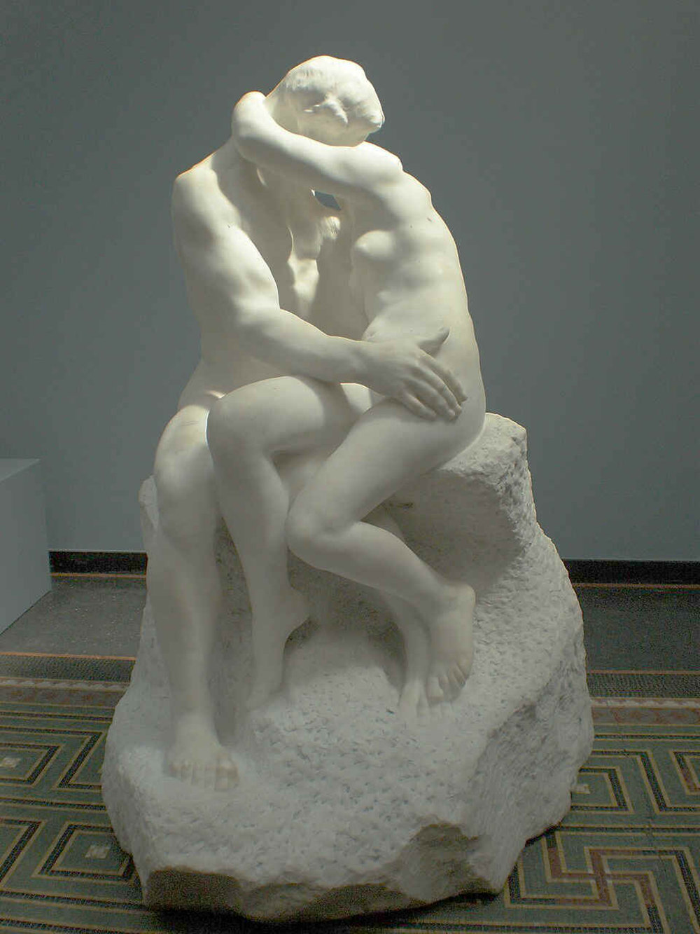 Мраморная скульптура «Поцелуй» в музее Ny Carlsberg Glyptotek в Копенгагене.