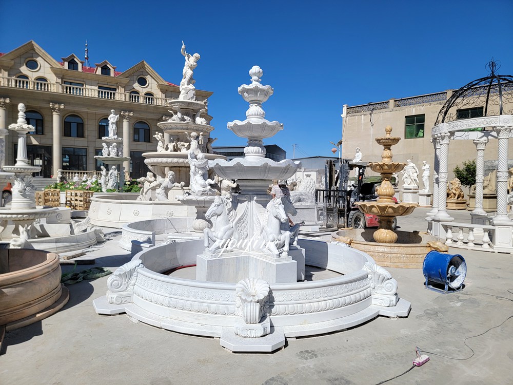 A conch shell pool pony fountain
