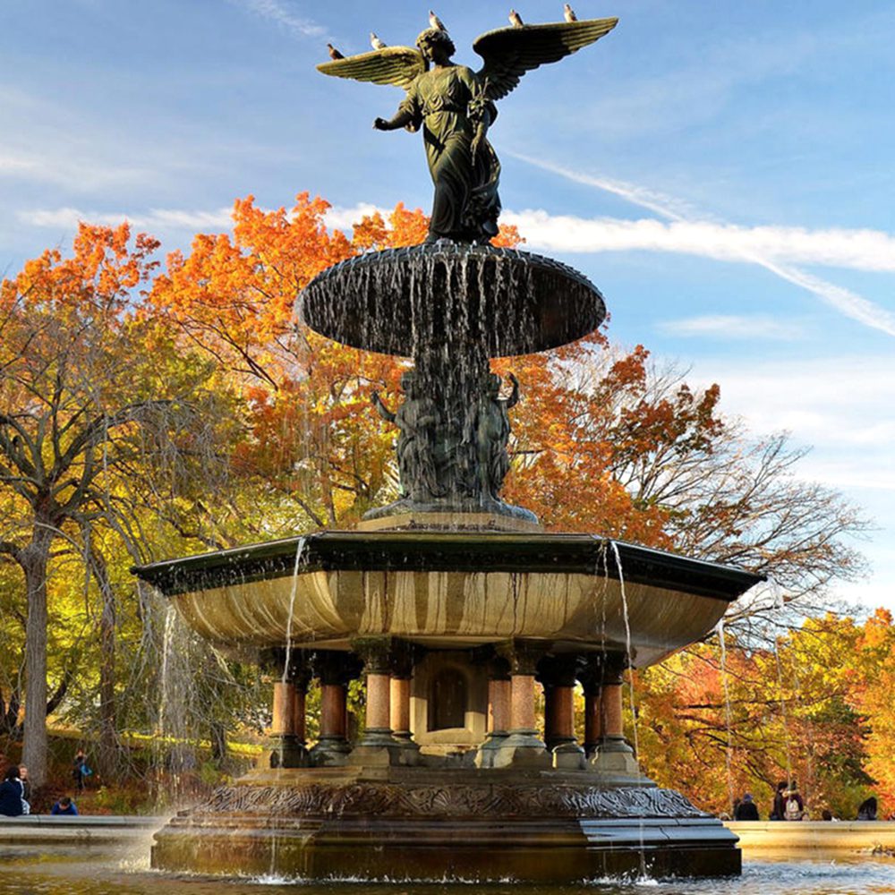 Fontaine à plusieurs niveaux en bronze dans le jardin