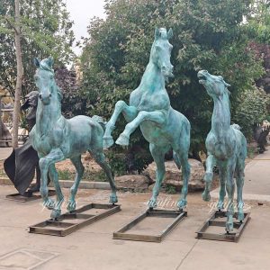 Sculpture de cheval en bronze patiné de haute qualité