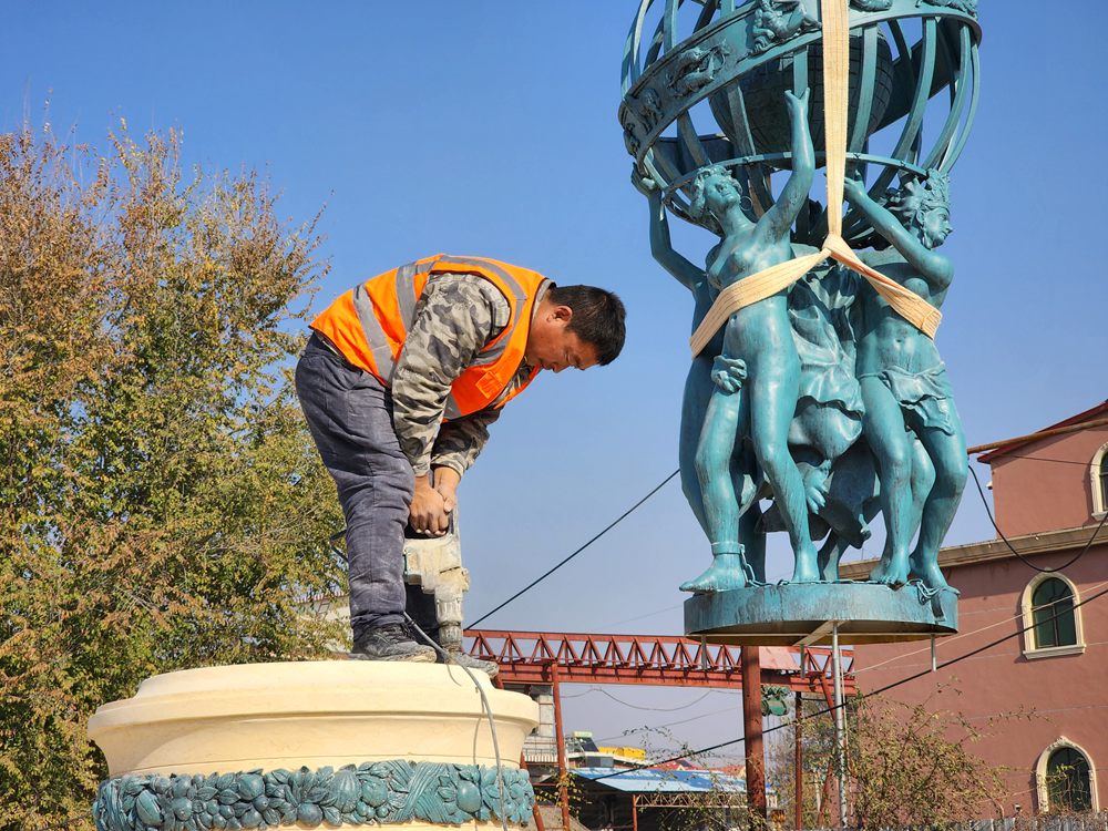 YouFine Des artisans travaillent sur une célèbre fontaine