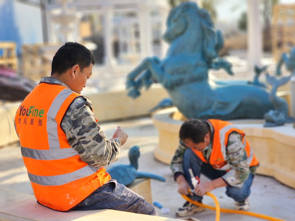 YouFine Des artisans d'usine travaillent sur une grande fontaine