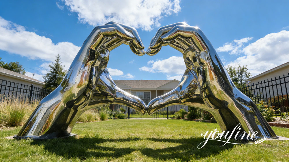 escultura de mão em aço inoxidável