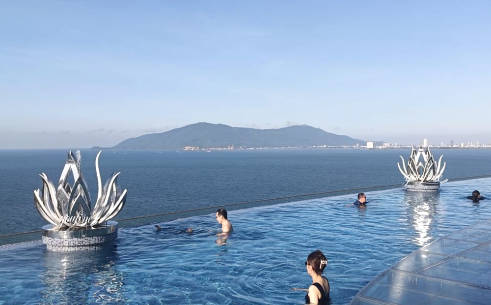 A stylish and exquisite stainless steel lotus fountain