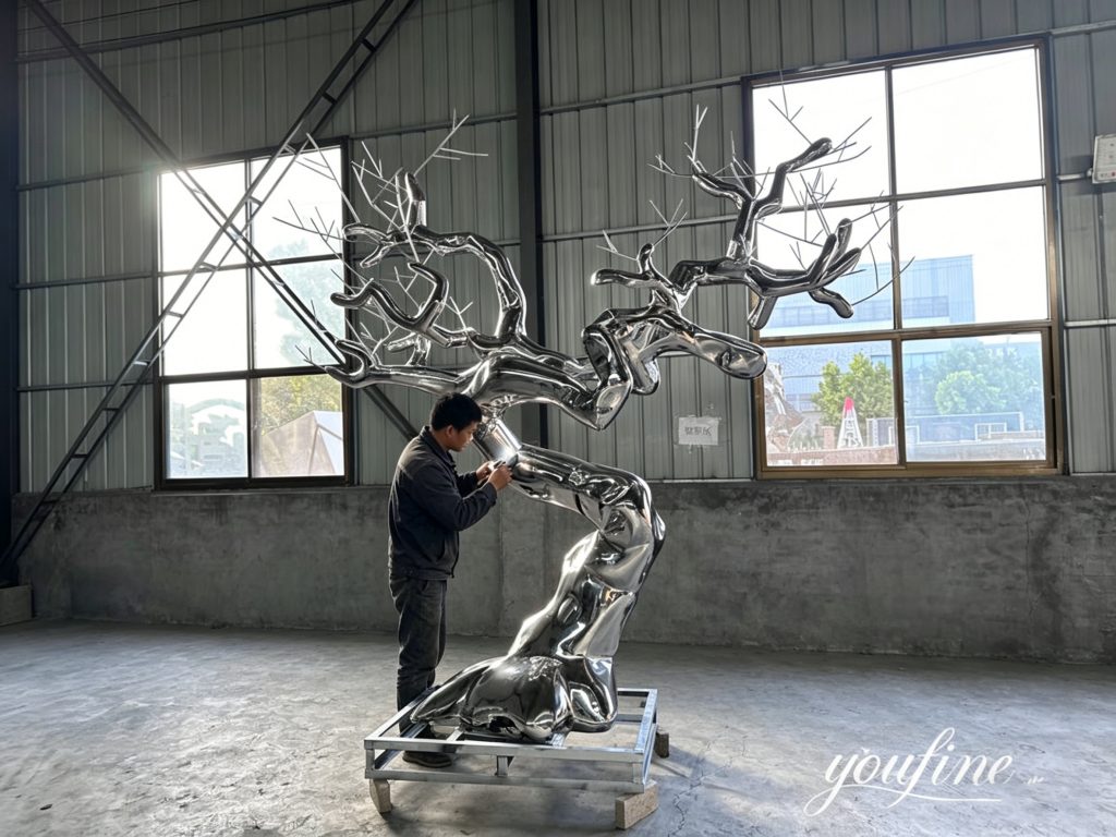 YouFine artists is polishing the tree sculpture finish