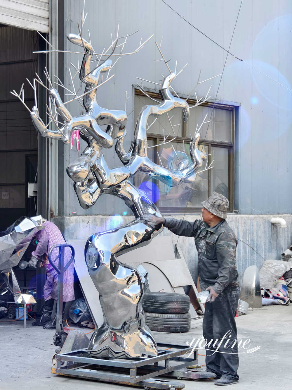YouFine craftsman check the tree sculpture