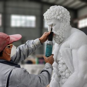 Het beeldhouwen van marmeren sculpturen