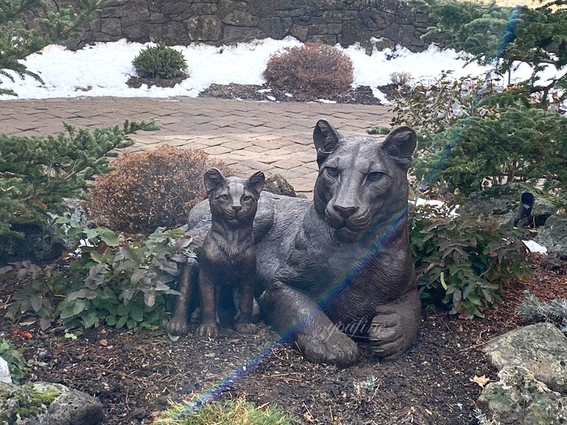Qış Bağçasında Canlı Bürünc Puma və Bala Vəhşi Təbiət Heykəli