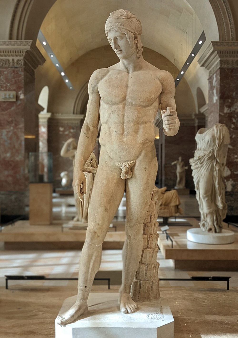 De Ares Borghese is een Romeins marmeren standbeeld uit de keizertijd. Het is 2.11 meter hoog.