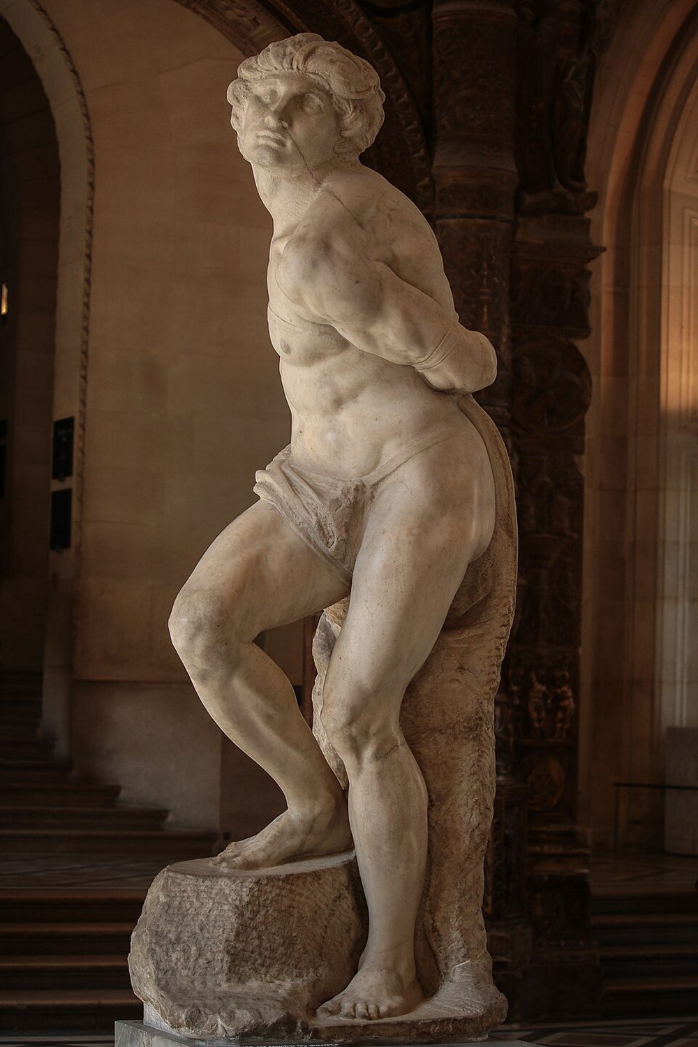 De Opstandige Slaaf is een 2.15 meter hoog marmeren beeld van Michelangelo.