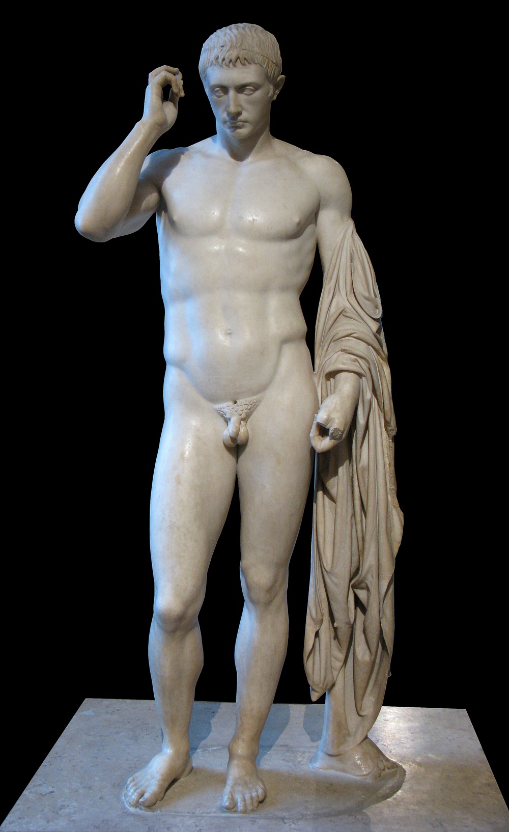 een sculptuur van Marcellus de Jongere als Hermes Logios, de god van de welsprekendheid, in het Louvre (inv. 1207)