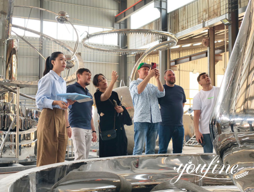 I clienti visitano la nostra fabbrica durante la produzione delle sculture