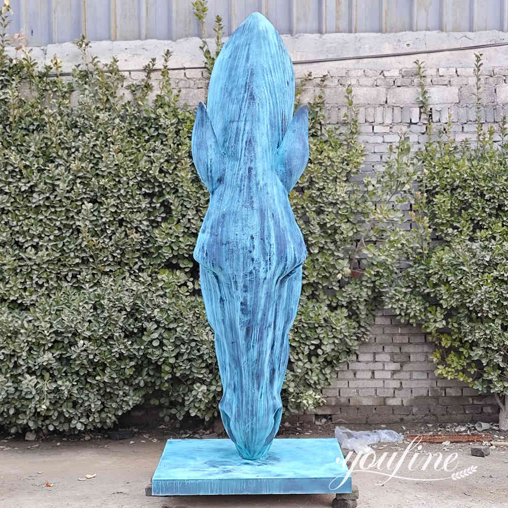 Blaue, strukturierte Pferdekopfskulptur mit passendem rechteckigem Sockel bei YouFine Fabrik
