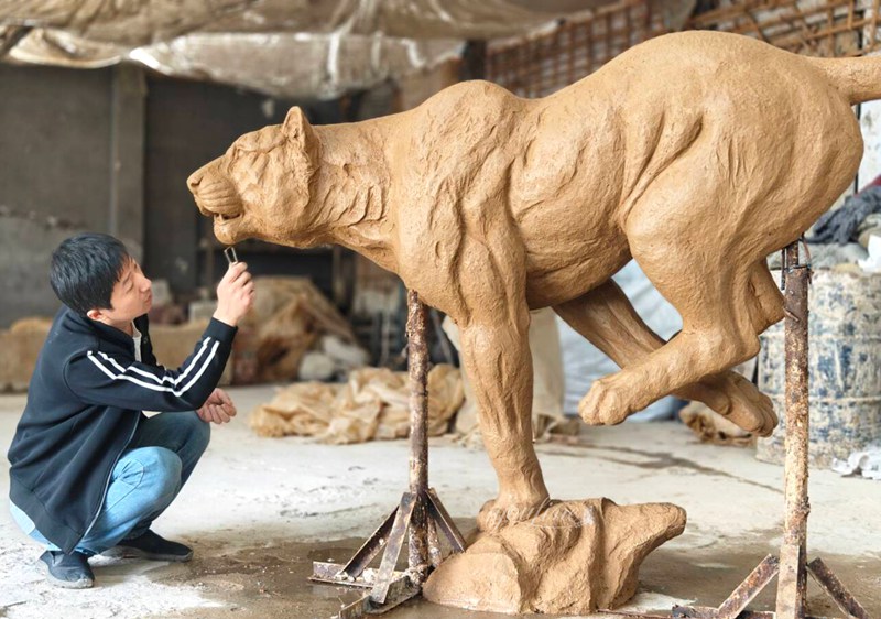 대형 학교 마스코트 쿠거 조각상 점토 모형