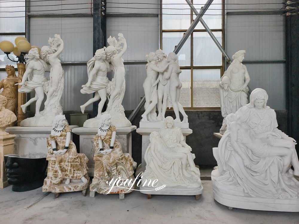 Assortiment de statues en marbre sculptées à la main et de bustes de guerriers romains dans un atelier d'usine