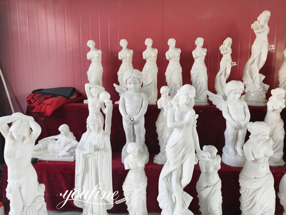 Collection de statues en marbre blanc sculptées à la main, comprenant Vénus et des chérubins, exposées