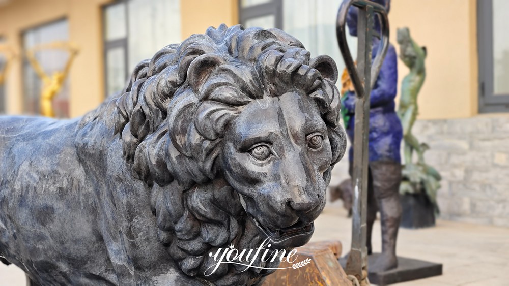 Scultura a forma di testa di leone in bronzo scuro, vista ravvicinata.